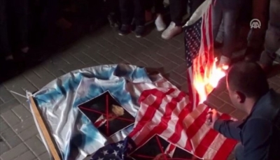 فلسطينيون يحرقون العلمين الأمريكي والإسرائيلي بتظاهرة شمالي الضفة الغربية