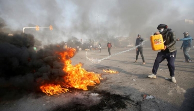 العراق: محتجون يغلقون طُرق حقول النفط والأمن يرغم المتظاهرين ببغداد على التراجع