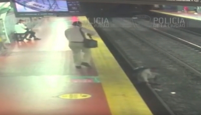 بسبب انشغاله بالهاتف.. رجل ينشغل بهاتفه ويسقط في سكة مترو (فيديو)