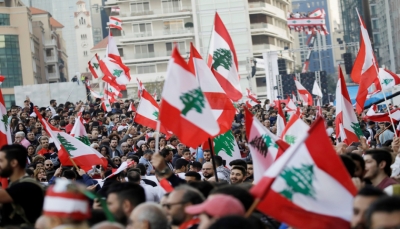 برسالة رفض للنخبة.. محتجون يلقون النفايات أمام منازل سياسيين بطرابلس اللبنانية
