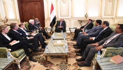 صحيفة: "غريفيث" فشل في إقناع الرئيس هادي بالذهاب إلى حوار سياسي شامل مع الحوثيين