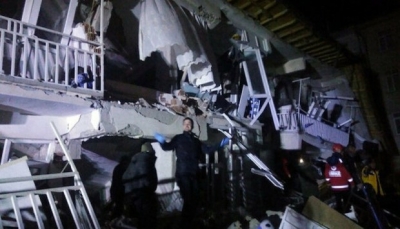 قناة تلفزيونة تنقل لحظة زلزال ضرب شمال تركيا أسفر عن قتلى ومصابين (فيديو)