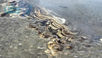 عدن: ظهور نفايات نفطية في ساحل أبين وسط مخاوف من تلوث بيئي