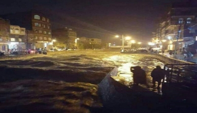 انهيار منزل بصنعاء القديمة وغرق شخصين.. السيول المتدفقة تغمر شوارع العاصمة (صور)