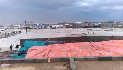غرق خمسة أشخاص.. سيول الأمطار تغمر مخيمين للنازحين في مأرب
