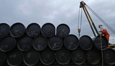 أسعار النفط تستقر مع سريان اتفاق خفض الإنتاج