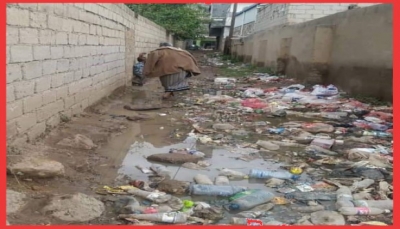 في ظل مخاوف من تفشي "كورونا".. مدينة ذمار تغرق بالقمامة ومياه الصرف الصحي