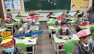 قبعات التباعد الصينية.. استخدمت لمنع التهامس واليوم قد تنقذ الطلاب من كورونا