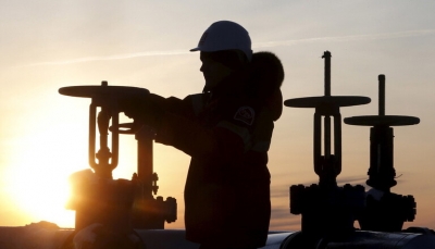 النفط يرتفع بدعم من تفاؤل بشأن قيود الإنتاج في مواجهة تجدد مخاوف الطلب
