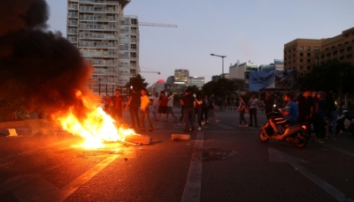 لبنان: انهيار غير مسبوق في سعر الليرة ومحتجون يقطعون الشوارع والنيران تصل مناطق حزب الله