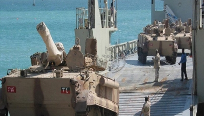 وصول سفينة سعودية محملة بمدرعات وعربات عسكرية إلى سقطرى