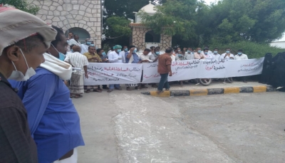 المكلا: وقفة احتجاجية لمنتسبي مستشفى ابن سيناء للمطالبة بمستحقات مالية