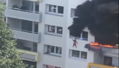 شاهد- طفل شجاع يرمى شقيقه من نافذة شقة تحترق يقفز وراءه