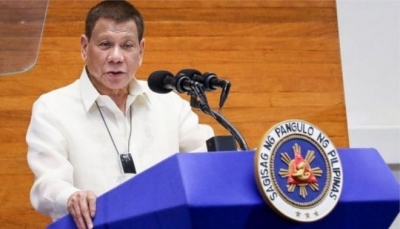 الرئيس الفلبيني يطلب من مواطنيه تعقيم الكمامات بالبنزين