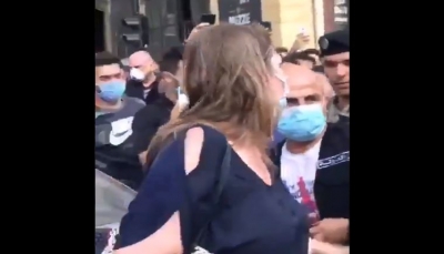 لبنانيون غاضبون يهاجمون وزيرة بعلب فارغة ويرشُّوا عليها الماء (فيديو)