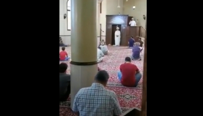خطيبان يلقيان خطبة الجمعة في مسجد واحد (فيديو)