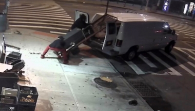 لصان يسرقان "صراف آلي" ويحملانه في شاحنة (فيديو)