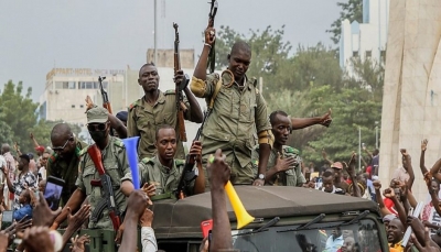الانقلابيون في مالي يختارون قائدهم والاتحاد الأفريقي يجمد عضوية البلاد