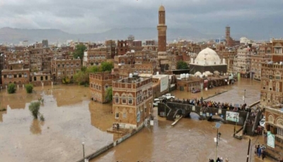 صنعاء.. سيول الأمطار تغمر الشوارع وتقطع خطوط السير داخل الجسور
