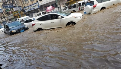 أمطار غزيرة وسيول جارفة تحول شوارع صنعاء إلى بحيرة وتتسبب بخسائر (صور)