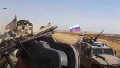 اصطدام مركبتين عسكريتين روسية وأمريكية في سوريا وإصابة جنود (فيديو)