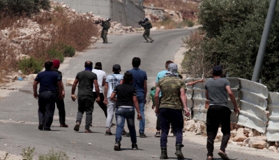 شاهد - شاب فلسطيني يشتبك منفرداً بالحجارة مع جنود إسرائيليين ويصيب أحدهم 