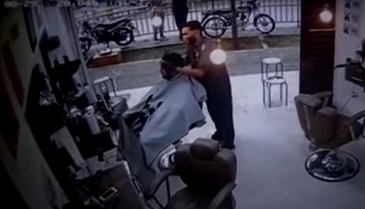  شاب يتلقى عدة رصاصات قاتلة برأسه في صالون الحلاقة (فيديو)