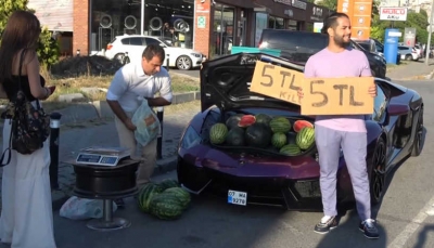 شاهد - شاب يبيع البطيخ على سيارة لامبورغيني 