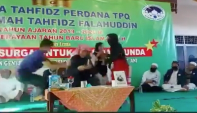 داعية يمني يتعرض للطعن خلال إلقائه محاضرة في إندونيسيا (فيديو) 