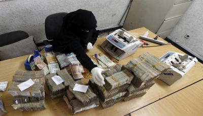 عبر بنوك اماراتية.. تهريب منظم لأموال اليمن إلى الخارج: نهب الثروات