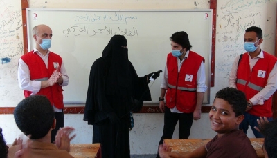 الهلال الأحمر التركي يوزع مستلزمات مدرسية في عدن