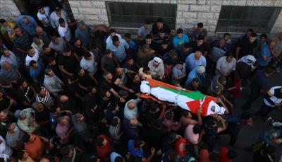 تشييع شاب فلسطيني ضربته قوات الاحتلال الإسرائيلي ببنادقها حتى الموت 