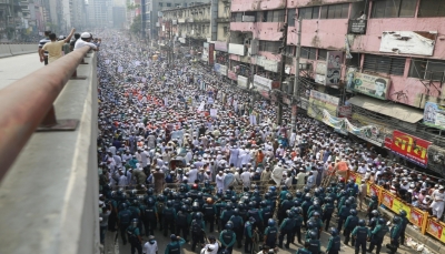 أحرقوا دمية لماكرون.. عشرات الآلاف في بنغلاديش يتظاهرون ضد فرنسا بسبب الرسوم المسيئة