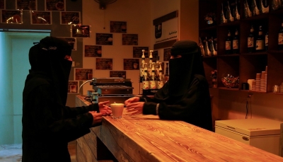 سيدة أعمال تفتتح أول مقهى خاص بالنساء في مأرب رغم ظروف الحرب والنظرة الاجتماعية