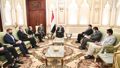 "للتشاور في قضايا إستراتيجية".. الرئيس هادي يلتقي مسؤولا أمريكيا رفيعا