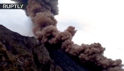 كاميرات تسجل ثوران بركان كبير في إيطاليا (فيديو) 