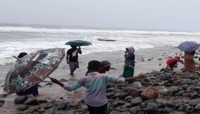 البحر يقذف "ذهبا" على شواطئ قرية هندية  