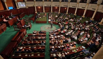 دماء وعصي وقوارير.. نقاش يتطور لإشتباك عنيف في البرلمان التونسي (فيديو)