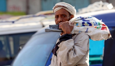 وسط تزايد البطالة.. العمال اليمنيين الشريحة الأكثر تضررًا من الحرب وكورونا