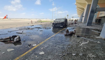 قتلى وجرحى في انفجارات استهدفت مطار عدن لحظة وصول الحكومة