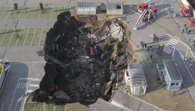 انهيار أرضي مرعب يبتلع السيارات في موقف مستشفى إيطالي (فيديو) 