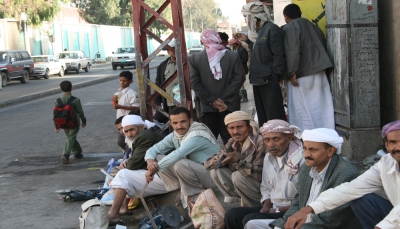 "البرّد القارس".. وجع مضاعف على "عُمال اليومية" في أرصفة شوارع صنعاء (تقرير خاص)