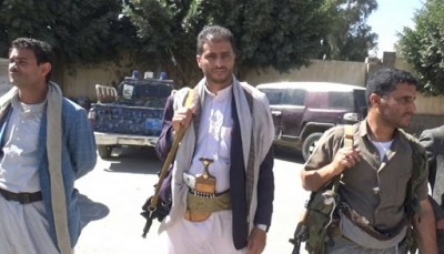 يدخل القاعات بالسلاح.. مليشيات الحوثي تفرض أحد قادتها محاضراً في جامعة إب