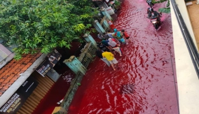 فيضانات بقرية إندونيسية تحوّل شوارعها إلى لون الدماء (فيديو)