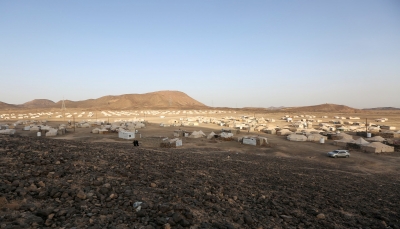 الحكومة تحذر: استهداف الحوثي للمخيمات في مأرب يهدد حياة أكثر من مليون نازح