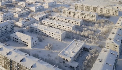 درجة حرارتها 50 تحت الصفر.. الثلج يجمد منطقة روسية ويحوّلها لمدينة أشباح (صور)