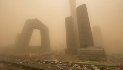 أجواء مروعة في سماء بكين بعد تعرضها لأسوأ عاصفة رملية منذ 10 سنوات