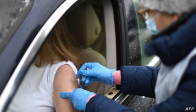 وزير الصحة البريطاني يتحدث عن "نجاح باهر" في تطعيم نصف السكان ضد كورونا