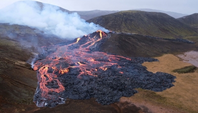 ثوران بركان للمرة الأولى منذ القرن الـ 19 بالقرب من العاصمة الإيسلندية (فيديو)