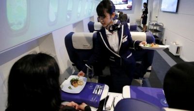 الوجبة تكلف 540 دولاراً.. شركة طيران يابانية تحول طائراتها إلى مطاعم لمواجهة أزمة كورونا
